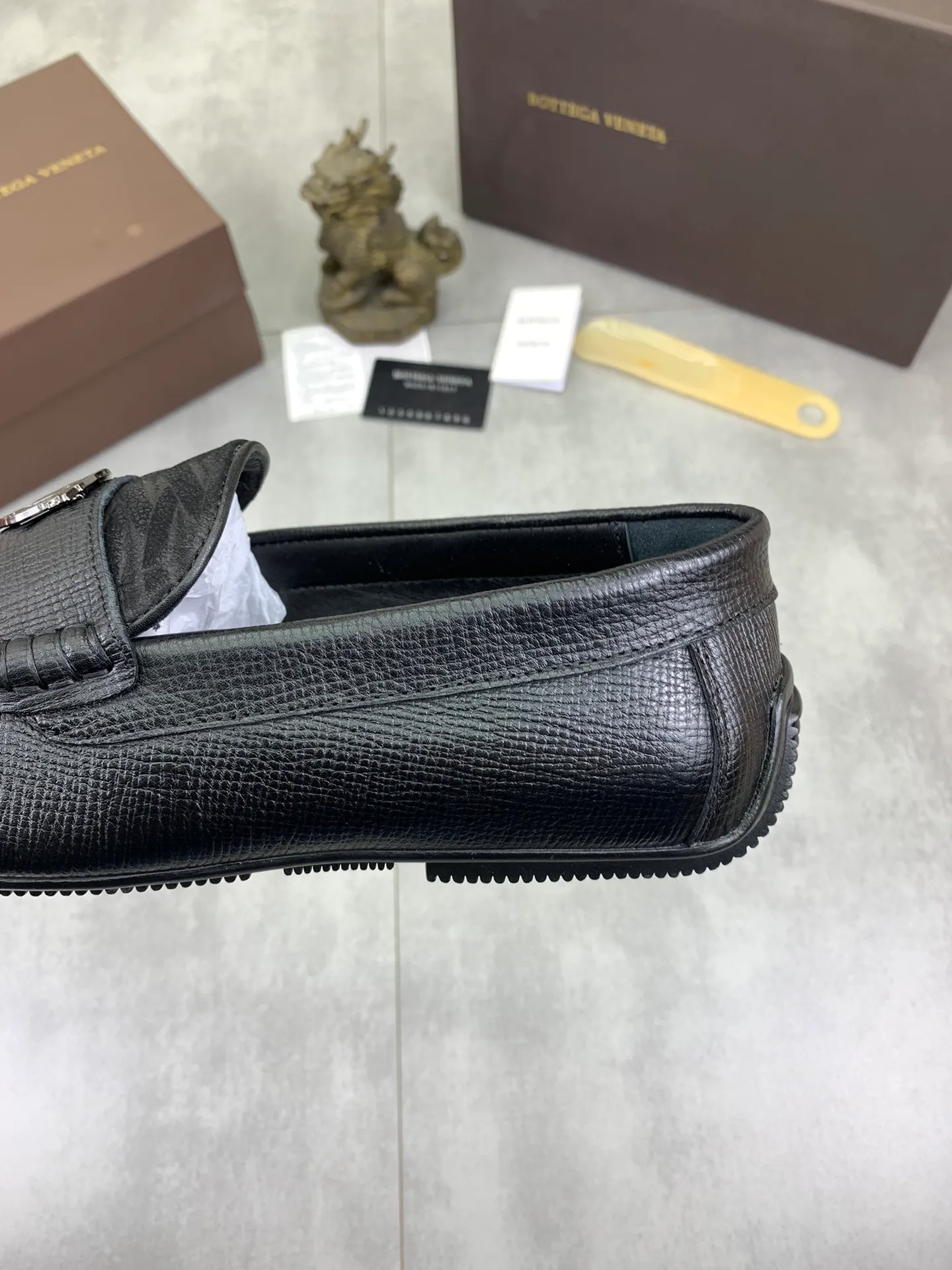 Men's shoes 💰P420 [New model] Water-dyed Niuli 💰High-quality business beanie shoes 💎💎💎 BOTTEGA VENETA official website synchronizes the latest top version of BV in the market, accepts material comparison, shoe type comparison, process comparison, practical and texture, versatile, suitable for any occasion, the more you look at it, the more it tastes. Pure hand-woven craftsmanship - Upper material, hand-woven calfskin imported from Italy 🇮🇹 - High-quality water-dyed cowhide lining - Original private model customized outsole -Size: 39-44 (38 45 can be customized) Color: black optional